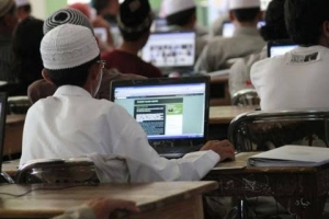 TAUSIYAH: MENCETAK SANTRI MILENIAL YANG ALIM, MODERAT, DAN MELEK TEKNOLOGI
